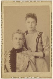 [Äiti istuu, tytär seisoo] tekijältä Unknown artist