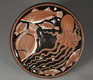 Punakuvioinen kalalautanen: mustekala, mulletti, lahna, äyriäiset tekijältä Unknown artist