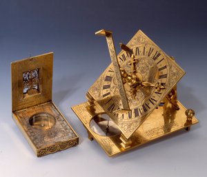 Tieteelliset instrumentit: aurinkokellot 1500-luvulta (vasemmalla) ja 1600-luvulta. Yksityinen kokoelma tekijältä Unknown artist