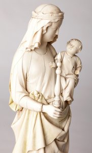 Patsas. Madonna ja lapsi. Mgr Cantineaun, tuomiokirkon kapitulin dekaanin lahja. Norsunluu. 13. vuosisadalla. Yksityiskohta, rintakuva. tekijältä Unknown artist
