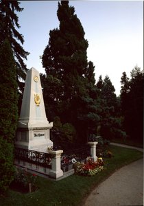 Näkymä saksalaisen säveltäjän Ludwig van Beethovenin (1770 - 1827) haudasta Wienin keskushautausmaalla (Zentralfriedhof), Itävalta tekijältä Unknown artist