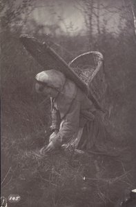 [Nainen, jolla on kori selässä] tekijältä Unknown artist
