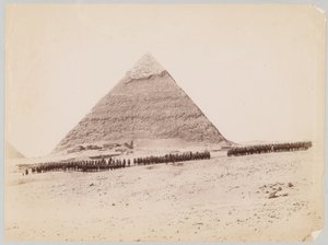 19. husaarit muodostuivat pyramidin eteen Gizassa, Egyptissä, noin 1882 tekijältä Unknown