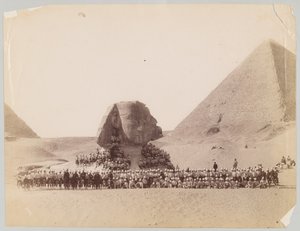 42. Highlanders Sfinksin edessä Gizassa, Egyptissä tekijältä Unknown photographer