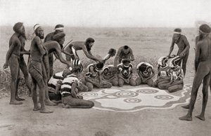 Cerimônia Totêmica da Tribo Warramunga, Austráliafinlandês tekijältä Unknown photographer