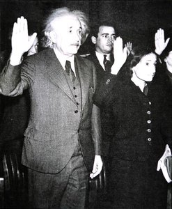 Albert Einstein tyttärepuolensa Margotin kanssa vannomassa Yhdysvaltain kansalaisuuden valan New Jerseyssä tekijältä Unknown photographer