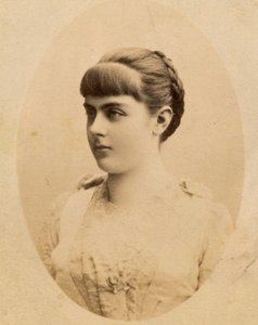 Paronitar Marie Alexandrine "Mary" von Vetsera (19. maaliskuuta 1871 - 30. tammikuuta 1889) (kuva) tekijältä Unknown photographer