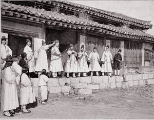 Jousimiehet Soulin vanhassa palatsissa Koreassa, 1800-luvun loppu tekijältä Unknown photographer