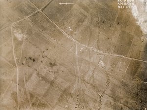 Brittiläisiä ilmatiedustelukuvia, jotka tallentavat juoksuhautojen sijainnit länsirintamalla ensimmäisen maailmansodan aikana. tekijältä Unknown photographer