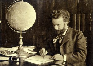 Camille Flammarion työpöytänsä ääressä tekijältä Unknown photographer