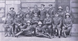 Eversti Owen, majuri Boole-Smith ja muut Dragoon Guardsin upseerit Harmsworth Bros Limitedin julkaisemasta After Pretoria: The Guerilla War -sarjasta. tekijältä Unknown photographer