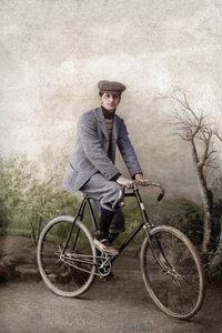 Fernand Ochse polkupyörän selässä, Ranska, n. 1920 (kuva) tekijältä Unknown photographer