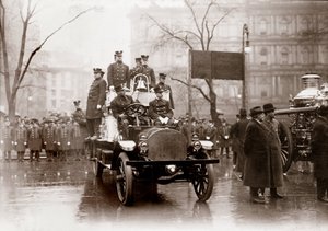 Uusilla palopumpuilla ja -ajoneuvoilla varustetut palokunnat, New York 1913. Valokuvaus. tekijältä Unknown photographer