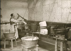 Ranska, Centre, Indre-et-Loire (37), Tours: Laboratoire Metadier: mies valmistelee muotteja Kalmine-tablettien valmistusta varten. tekijältä Unknown photographer