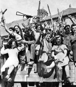 Ranskalaiset partisaanien tarkka-ampujat vapauttamassa kylää Normandiassa kesä-heinäkuussa 1944 (s/w-kuva). tekijältä Unknown photographer