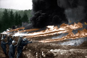 Ranskalaissotilaat käyttävät liekinheittimiä juoksuhaudoissa, Chemin des Dames tekijältä Unknown photographer