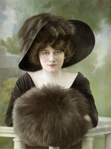 Ranskalainen koomikko Cora Laparcerie (1875-1951) kuva ranskalaisesta lehdestä "Le Theatre" tammikuun 1. päivä tekijältä Unknown photographer