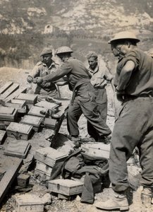 Etelä-Afrikan kuudennen panssaridivisioonan pioneerit nostavat saksalaisia miinoja raivatessaan valtatietä ja sen ympäristöä Vadossa liittoutuneiden uuden etenemisen aikana. tekijältä Unknown photographer