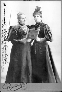 Saksalainen laulaja Mathilde Marchesi (1821-1913) ja australialainen laulaja Nellie (Nelly) Melba (1861-1931). 1800-luvun lopun valokuvaus tekijältä Unknown photographer