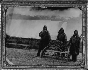 Ryhmämuotokuva Niagaran putouksilla, n. 1855 (koko lautanen ambrotye) tekijältä Unknown photographer