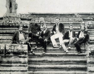 Ryhmämuotokuva Mekong Exploration Expedition 1866-1868 (Garnier, Doudart de Lagrée) jäsenistä Angkor Vatin portailla. tekijältä Unknown photographer
