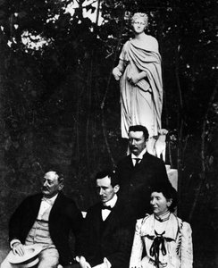 Guglielmo Marconi (1874-1937), italialainen fyysikko ja keksijä vanhempiensa ja veljensä Alfonson kanssa Pontecchiossa vuonna 1897. tekijältä Unknown photographer