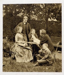 Gustave Eiffel perheen kanssa. Valokuvaus 1882 tekijältä Unknown photographer