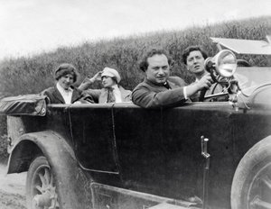 Helene Berg, Alma Mahler, Franz Werfel ja Alban Berg kuvattuna autossa. tekijältä Unknown photographer