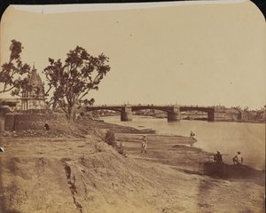 Rautasilta kivilaitureilla, siviilejä etualalla, Gumtijoki, Lucknow tekijältä Unknown photographer