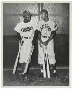 Jackie Robinson ja Larry Doby, n. 1947 (valokuva (b/w) tekijältä Unknown photographer