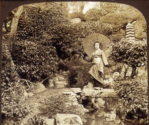 Japanilainen kimonosateenvarjo puutarhassa - valokuvaus, 1800-luvun loppu tekijältä Unknown photographer