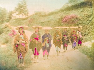 Japanilaiset naiset. Seitsemän japanilaista naista seisoo jonossa maaseututiellä. Japani, noin 1910. tekijältä Unknown photographer