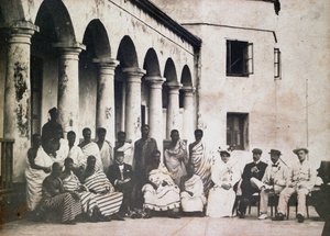 Kuningas Prempeh ja tuomioistuin tohtori de Grootin ja rouva de Grootin kanssa Gold Coastin linnassa tekijältä Unknown photographer