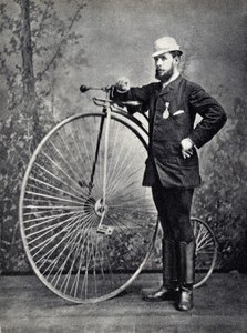Mies poseeraa ison bi:n (grand bi) kanssa, velocipeden esi-isän kanssa. Valokuvaus, 1800-luvun loppu, Pariisi. Coll. Selva. tekijältä Unknown photographer