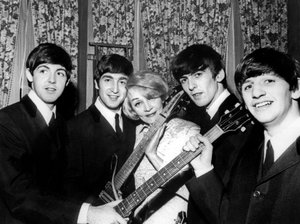 Marlene Dietrich yhtyeen kanssa Beatles Paul McCartney John Lennon George Harrison ja Ringo Starr marraskuu 1963 tekijältä Unknown photographer
