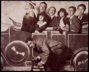 Max Morise, Simone Breton, Paul Eluard, Joseph Delteil, Gala Desnos, Andre Breton ja Max Ernst (polkupyörän selässä) Foire de Montmartre -tapahtumassa. tekijältä Unknown photographer