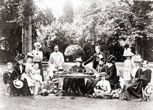 Britannian kuninkaallisen perheen jäseniä, mukaan lukien kuningas George V, kuningas Edward VIII kuningatar Victorian ympärillä puutarhajuhlissa. Valokuvaus vuosina 1895-1901. tekijältä Unknown photographer