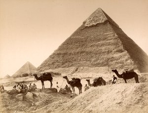 Miehet ja kamelit Chefrenin pyramidin edessä tekijältä Unknown photographer