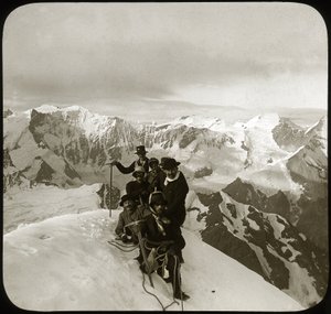 Vuorikiipeily 1800-luvun lopulla tai 1900-luvun alussa: ryhmä vuorikiipeilijöitä Wetterhornin huipulla (kirjaimellisesti "Ajan sarvi", 3 692 m), Wetterhornerin huippu, Bernin Alpit, Bernin kantoni, Sveitsi - kiipeily, cordee - photog tekijältä Unknown photographer