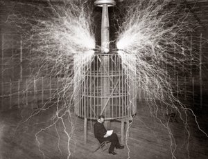 Nikola Tesla istuu Colorado Springsin laboratoriossa "suurennuslähettimensä" kanssa tekijältä Unknown photographer