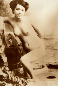 Alaston muotokuva nuoresta naisesta, joka nousee ammeesta. tekijältä Unknown photographer