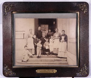 Englantilaisten lasten pastori hoidettiin ennaltaehkäisevästi raivotautia vastaan. Pastorimuseo. tekijältä Unknown photographer