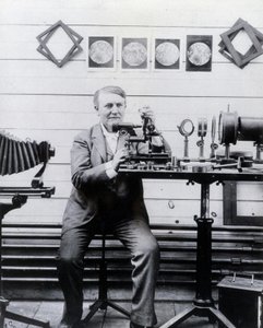 Kuva Thomas-Alva Edisonista hänen fonografinsa edessä. tekijältä Unknown photographer