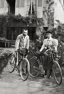 Pierre ja Marie Curie puutarhassaan tekijältä Unknown photographer