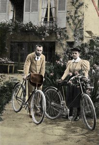 Pierre ja Marie Curie puutarhassaan tekijältä Unknown photographer