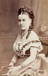 Edith Wynnen muotokuva, noin 1860-luku (m/w kuva) tekijältä Unknown photographer