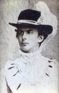 Muotokuva Ludwig II:sta Baijerista (1845-1886) hatun kanssa, Anonymous . valokuvaaja. Baijerin valtion linnoja, puutarhoja ja järviä koskeva hallinto tekijältä Unknown photographer