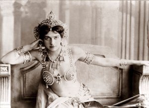 Muotokuva Margaretha Geertruida Zellestä, joka tunnettiin nimellä Mata Hari, hollantilainen tanssija ja vakooja, 1900-luku (kuva) tekijältä Unknown photographer