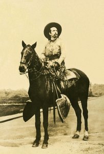 Muotokuva William Frederic Codysta (1846-1917), joka tunnetaan nimellä Buffalo Bill, amerikkalainen sotilas, seikkailija ja ratsumiesnäyttelijä. tekijältä Unknown photographer