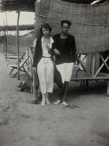 Muotokuva pariskunnasta rannalla, Versilia tekijältä Unknown photographer